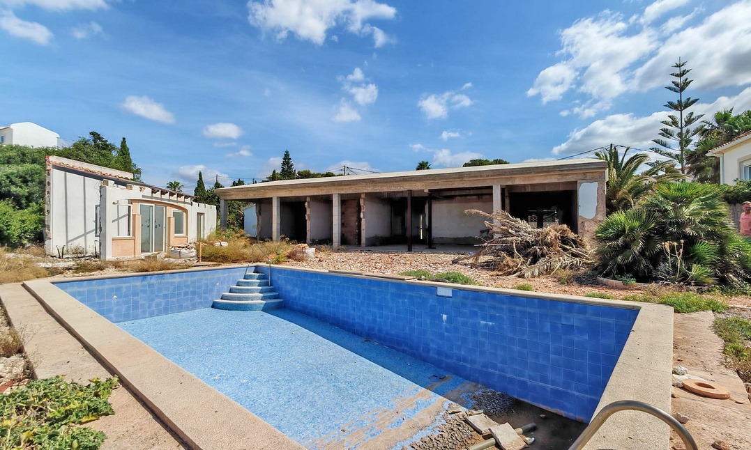 Bestehendes Gebäude und Pool auf dem Grundstück in Cala Pi
